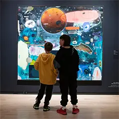 Image de présentation de l’infolettre représentant deux personnes joyeuses qui se passent des cartes